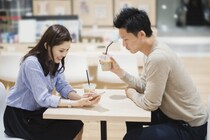 男子が「脈ありかも」と思う女性の態度