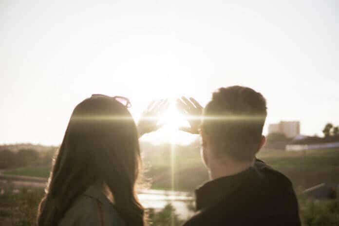 目を見て話す女性は「新鮮な存在」