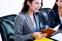 目を見て話す女性がモテる理由