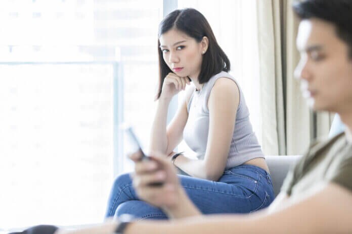 「もしかして浮気？」男がバレるときの決定的サイン