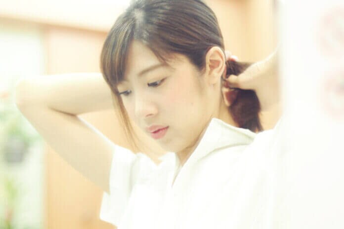 3：髪の毛を束ねるしぐさ？