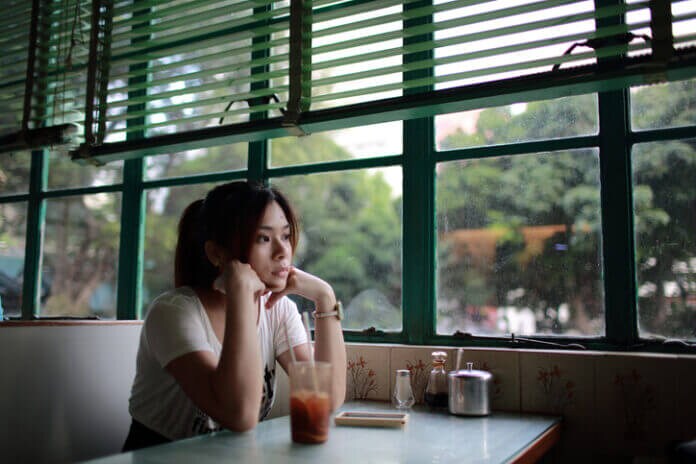 疲れた顔、暗い顔を周囲にはださない