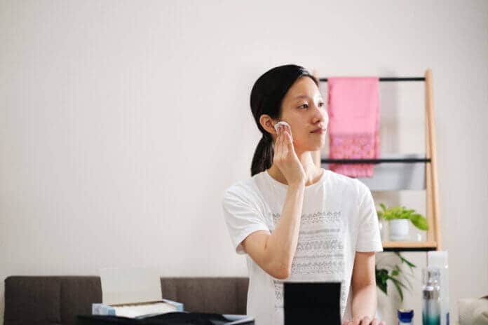 男性が「好きな女性」にしてもらいたくないこと
その３：スッピンで歩き回る