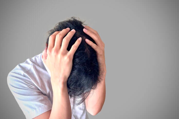 後ろめたい時、人は喉と額に手を当てる!?