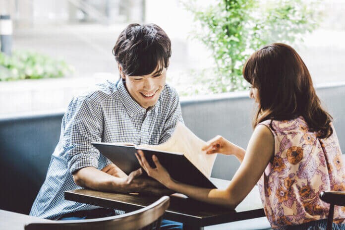 追われる女が持つ5つの共通点。男性を夢中にさせる女性になる方法
