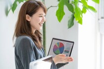 社内で目を奪われる女、こういう人