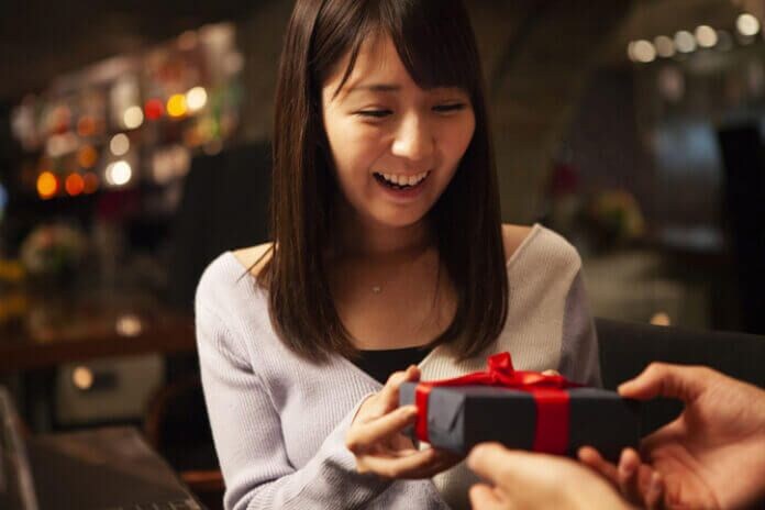 付き合ってないのにプレゼントをくれるのは脈あり？ ただの友達？