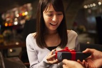 付き合ってないのにプレゼントをくれるのは脈あり？ ただの友達？