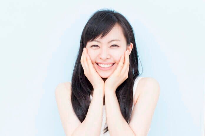にっこり微笑みながら指定席と言わんばかりに隣をキープ