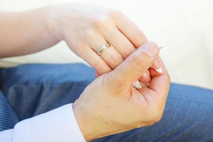 本命彼女から結婚へ。待つだけで終わる女の特徴と3ステップ