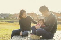 子供時代の話をする男性、本命サインかも