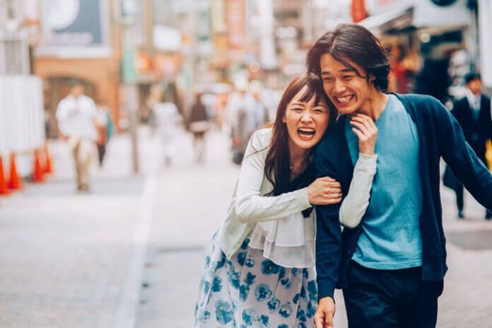 人前でもスキンシップしてきて恥ずかしい問題