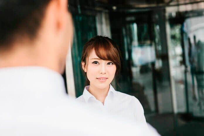 モテる女性が無意識でやっている沼るテクニック「目を見て話す」