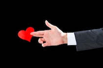 ギリギリアウト⁉「手の甲にキス」が良い印象になるときと悪い印象になるとき