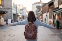 一人旅できる女性は恋愛対象外？ 男性のホンネと意外な3つの魅力