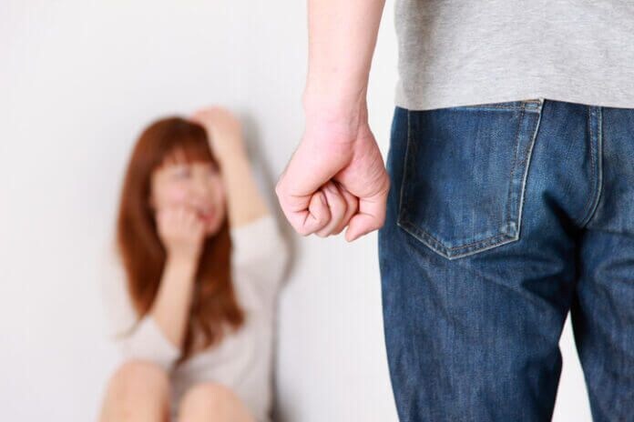 時には、暴力にでる男性も