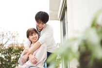 「思わず後ろから…」抱きしめたくなる女性の特徴！男心を掴むテクニックとは