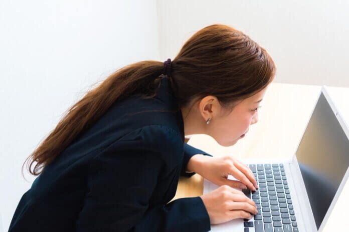 「それ、ナチュラルメイクじゃないから…」勘違いおばさんの特徴10個!イタすぎる行動とは