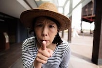 幼稚すぎる…精神年齢が低いおばさんがやりがちなイタいこと10個