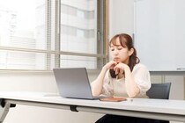 仕事ができないのも可愛い!? 美人じゃないのになぜかモテる女性の特徴
