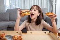 思わずドン引き…男性が嫌がる「下品な仕草をする女性」とは？