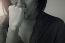 待ち伏せとか無理…男性が別れを意識す「重い女」の特徴4つ