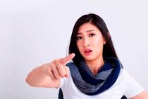 一瞬で育ちがバレる…男性が「品がない」と感じる女性の特徴6選