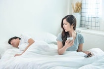 「スマホはトイレで…」 男性が浮気を隠す時の6つの行動