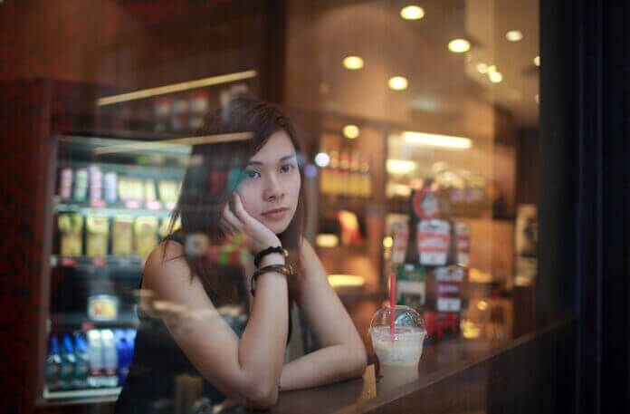 「プライド高いすぎ…」気難しいと言われる女性の特徴10選