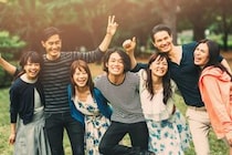 なぜか周囲に人が集まってくる「好かれる人」の特徴6つ