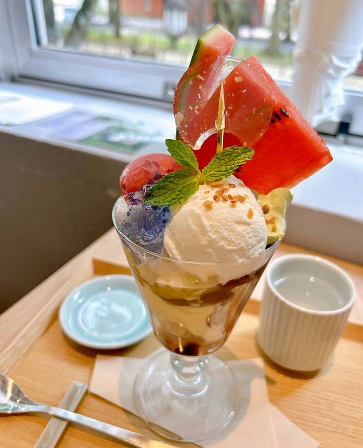 2025年7・8月の菓銘は「風神様の夏休み」1980円（税込）でした。風神様の小さな団扇をイメージした金錦羹が何ともかわいらしい