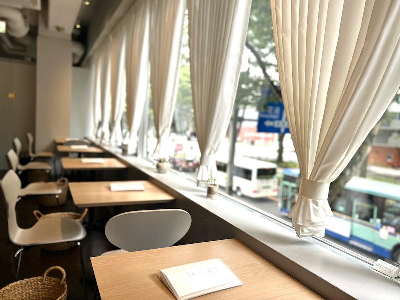 ケヤキ並木が目の前に広がる店内。毎年9月の「定禅寺通りストリートジャズフェスティバル」開催時はジャズの演奏をすぐ近くで楽しめる特等席に