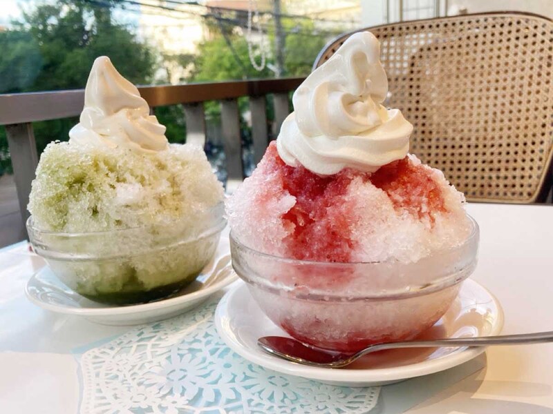 夏限定かき氷。右：「苺ミルク」600円、左：「抹茶ミルク」600円　※トッピングのソフトクリームは別途100円  [食楽web]