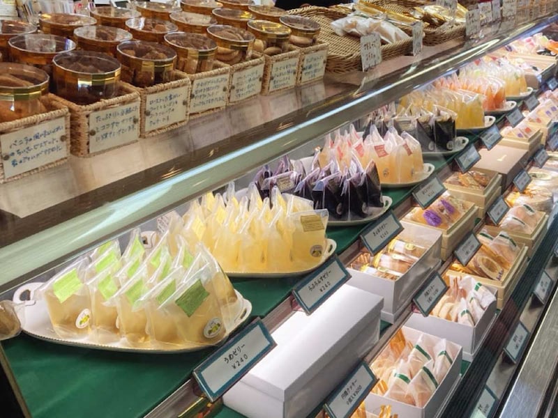 毎日焼きたてのバームクーヘン、マドレーヌなどの焼き菓子も人気