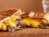 【プロ直伝】BBQ＆キャンプで豪快にかぶりつきたい！ アメリカで大人気の「チーズステーキサンド」の作り方