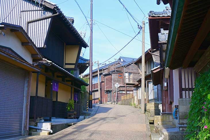 左側が今回宿泊した『オーベルジュほまち 三國湊』の宿泊棟