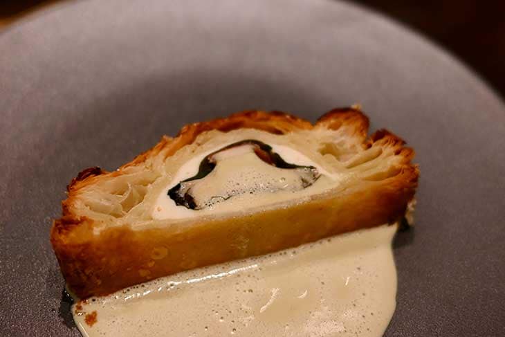 鮑のパイ包み ホタテムース・チョリソー・ワカメ 肝のヴァンブランソース[食楽web]