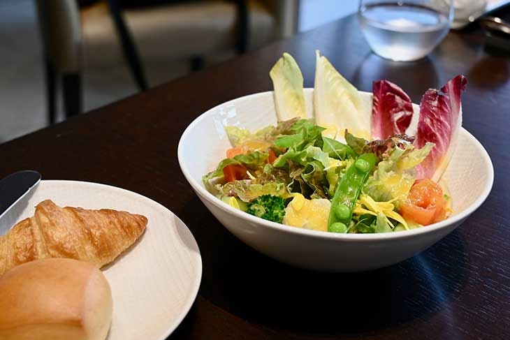 野菜サラダはみずみずしく、香ばしいパンとの至福の時間