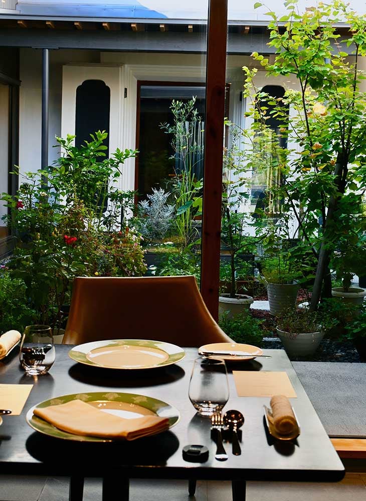 中庭では料理に使うハーブ類も栽培されている