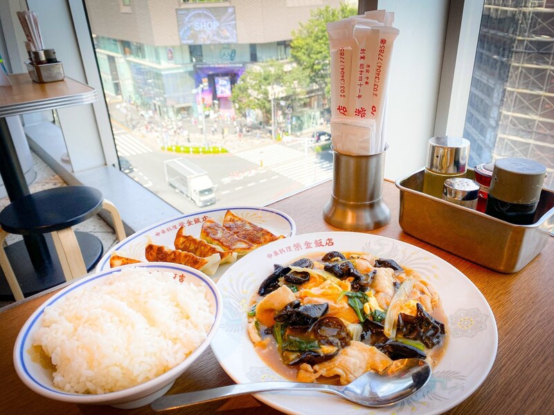 千駄ヶ谷の行列町中華『紫金飯店』が原宿カルチャーと交わった。ハラカド店の魅力と絶品「ムースーロー」とは？