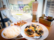 千駄ヶ谷の行列町中華『紫金飯店』が原宿カルチャーと交わった。ハラカド店の魅力と絶品「ムースーロー」とは？