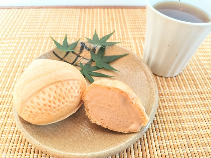 「栗もなかアイス」（220円）。栗の風味豊かなアイスと香ばしいもなか皮が好相性。冬の時期以外は通年販売されている