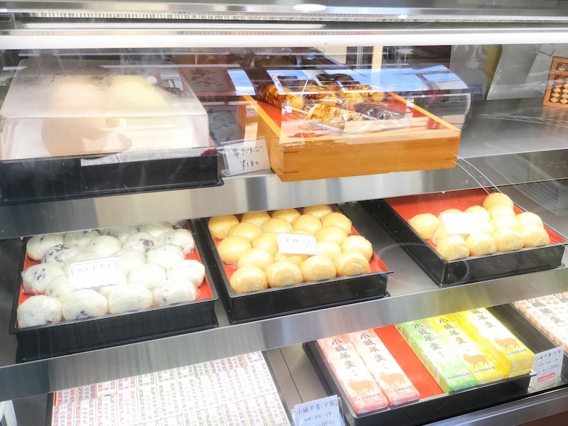 店頭に並ぶ饅頭や団子の数々。各120円～