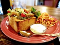 【絶品モーニング】大阪で話題のボリューミーなトースト！『カフェトキオナ』の栄養たっぷり朝ごはん