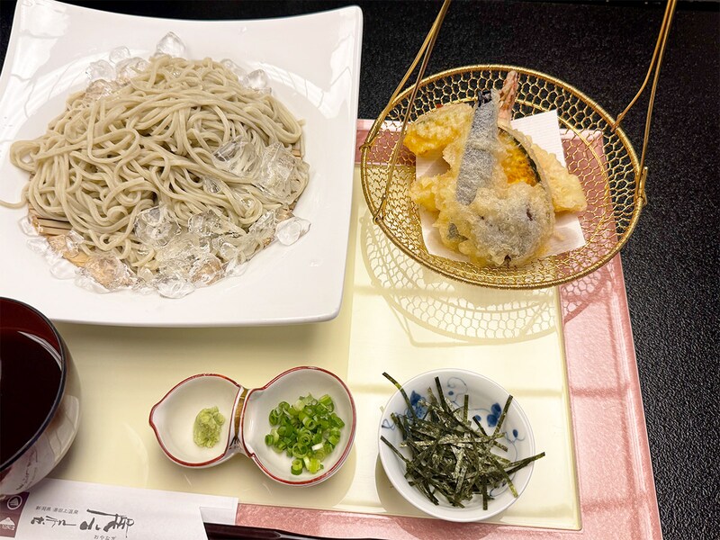 布海苔をつなぎに使ったご当地ならではの蕎麦を、揚げたての天ぷらと共にいただきます