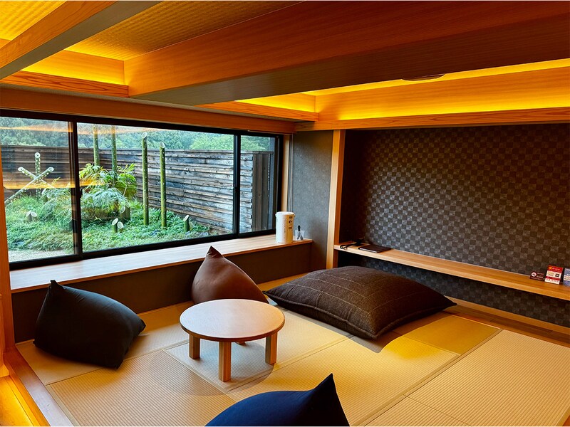 窓から竹のオブジェが臨める、TAKUMI-S サウナ・温泉露天風呂付和洋室