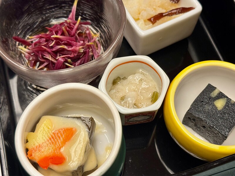 ご当地や新潟県内の幸をふんだんに味わえる一の重は日本酒のアテとしても最高。佐渡えご（海藻）、帆立山葵、竹炭丸十豆腐、鱈親子漬など