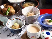 【感動！宿の朝ごはん】将棋「棋聖戦」開催の泊まれる料亭でいただく「具なし茶碗蒸し」／新潟