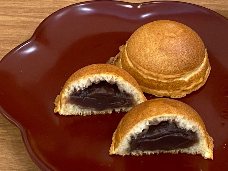 店内でいただく焼き立て「はちまん」。熱々を存分に食べられます