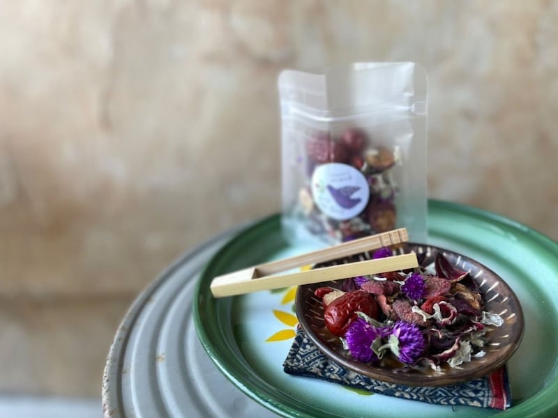 店主akiさんがカウンセリングしてブレンドしてくれる「養生茶相談室」880円 はお持ち帰り用ティーパック3包つき